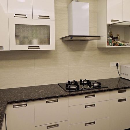 Woodpecker Service Apartments - Green Park Új-Delhi Kültér fotó