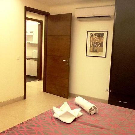 Woodpecker Service Apartments - Green Park Új-Delhi Kültér fotó