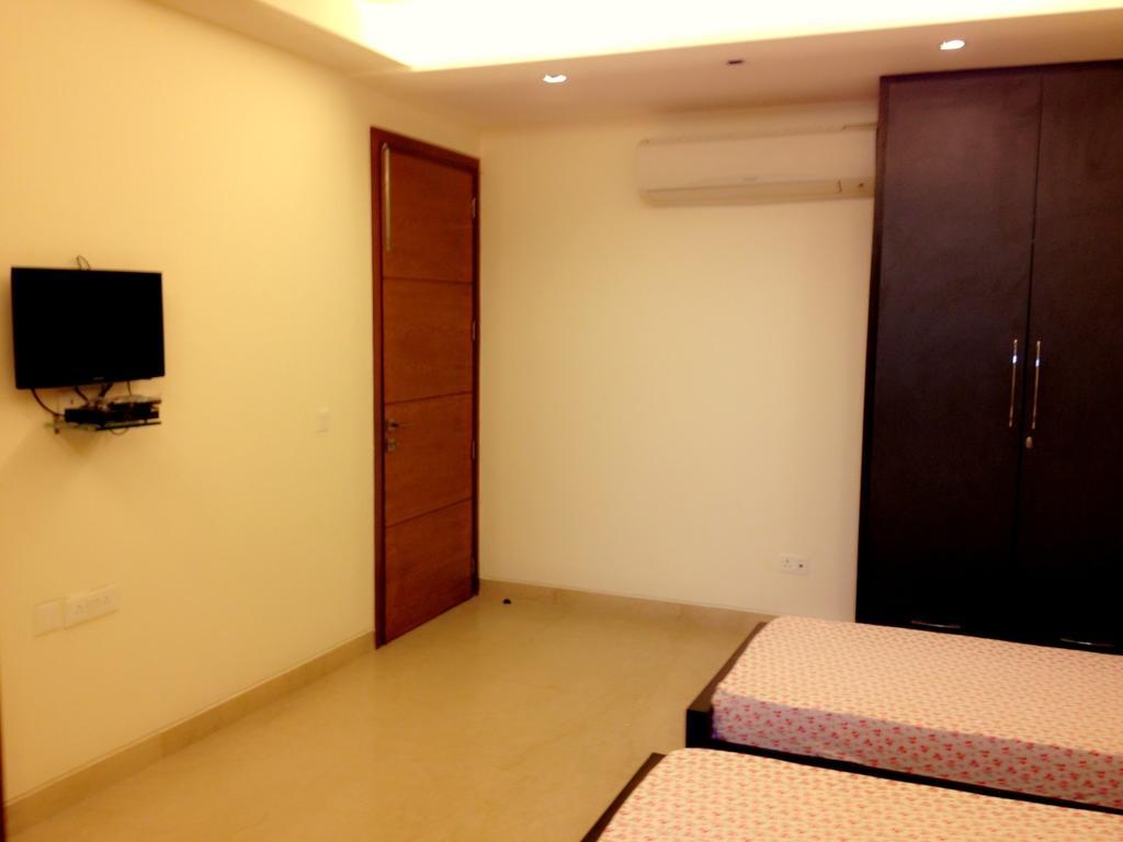 Woodpecker Service Apartments - Green Park Új-Delhi Kültér fotó