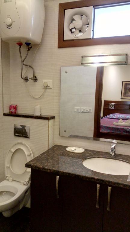 Woodpecker Service Apartments - Green Park Új-Delhi Kültér fotó