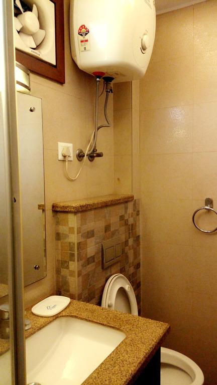Woodpecker Service Apartments - Green Park Új-Delhi Kültér fotó