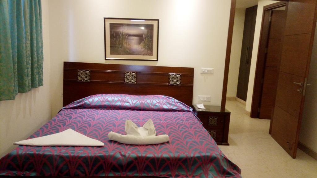 Woodpecker Service Apartments - Green Park Új-Delhi Kültér fotó